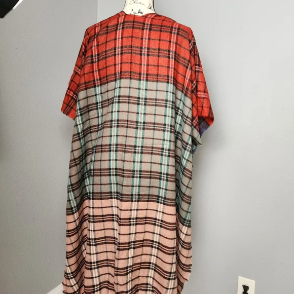 Do everything in love cape/poncho - Picture 9 of 10